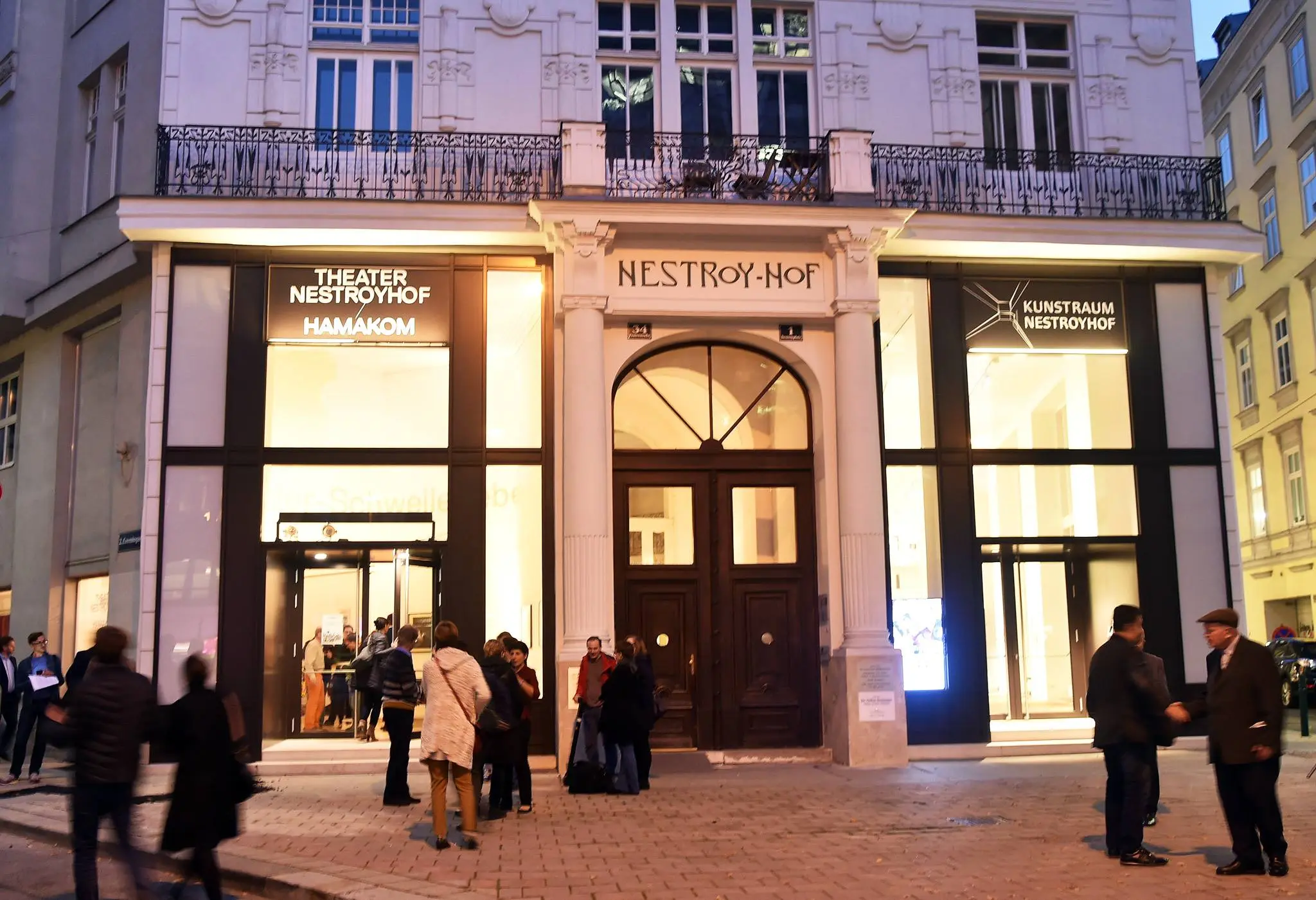 Außenansicht des Theater Nestroyhof Hamakom mit historischer Fassade und Eingangsbereich
